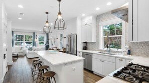 Maison, Plusieurs lits, accès à la piscine, vue sur la piscine (Best of Both Worlds) | Cuisine privée | Réfrigérateur, four à micro-ondes, un four, surface de cuisson