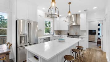 Rumah, Beberapa Tempat Tidur, akses ke kolam renang, pemandangan kolam renang (Best of Both Worlds) | Dapur pribadi | Lemari es, microwave, oven, dan kompor