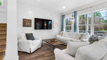 Rumah, Beberapa Tempat Tidur, akses ke kolam renang, pemandangan kolam renang (Best of Both Worlds) | Area keluarga | Televisi layar datar 55-inci dengan saluran TV digital