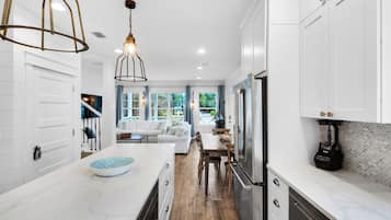 House, Multiple Beds, Pool Access, Pool View (Best of Both Worlds) | Interior