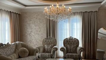 Deluxe suite, balkon, uitzicht op zwembad | Geluiddichte muren, gratis wifi