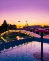 Una piscina al aire libre de temporada