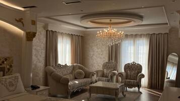 Suíte luxo, sacada, vista para a piscina | 1 quarto, quartos à prova de som, Wi-Fi de cortesia