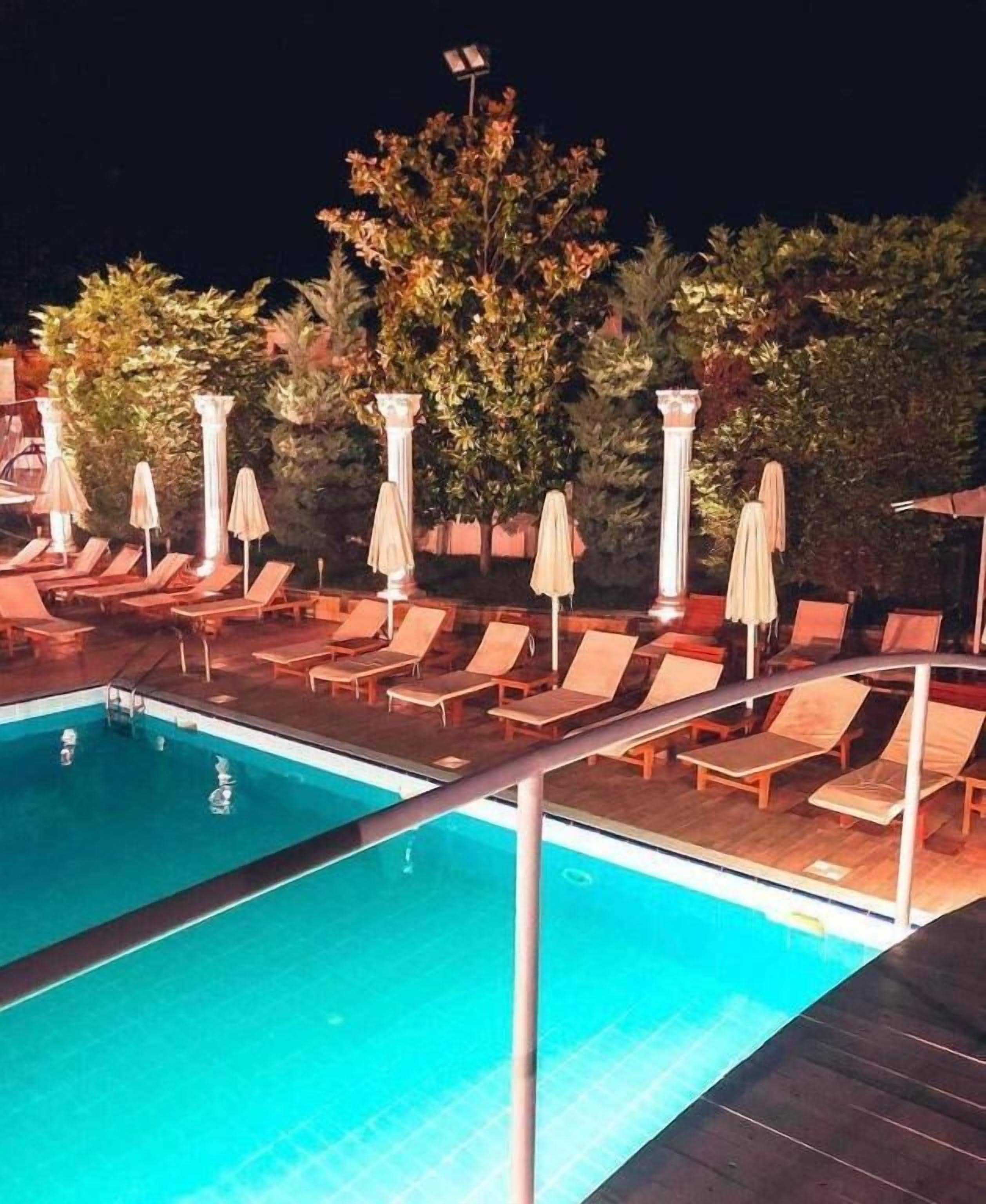 Una piscina al aire libre de temporada