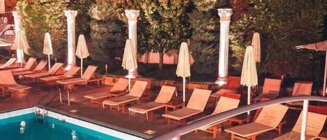 季节性开放的室外游泳池