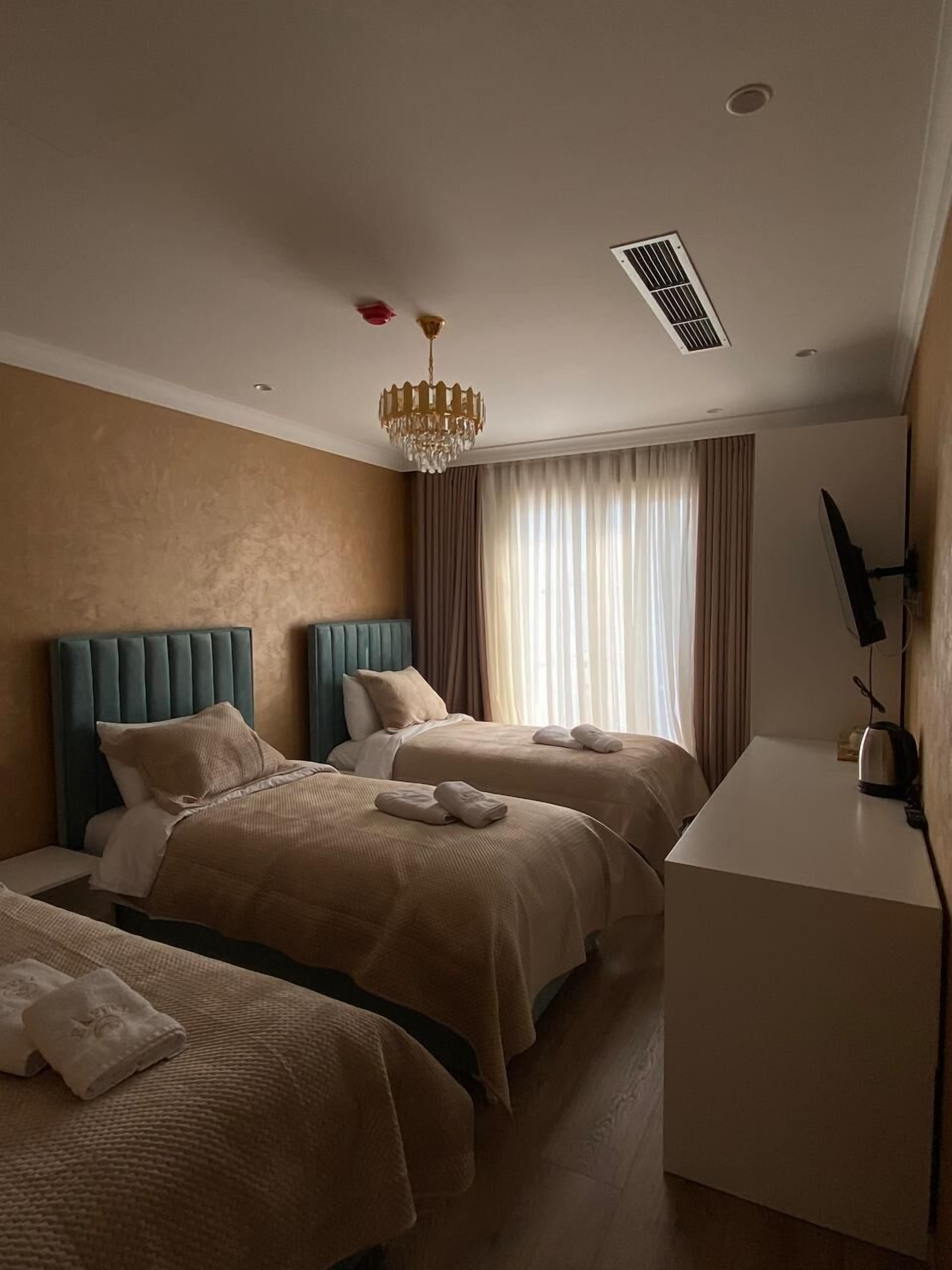 Phòng 3 tiện nghi đơn giản, ban công, quang cảnh hồ bơi | Phòng cách âm, truy cập Internet không dây miễn phí 