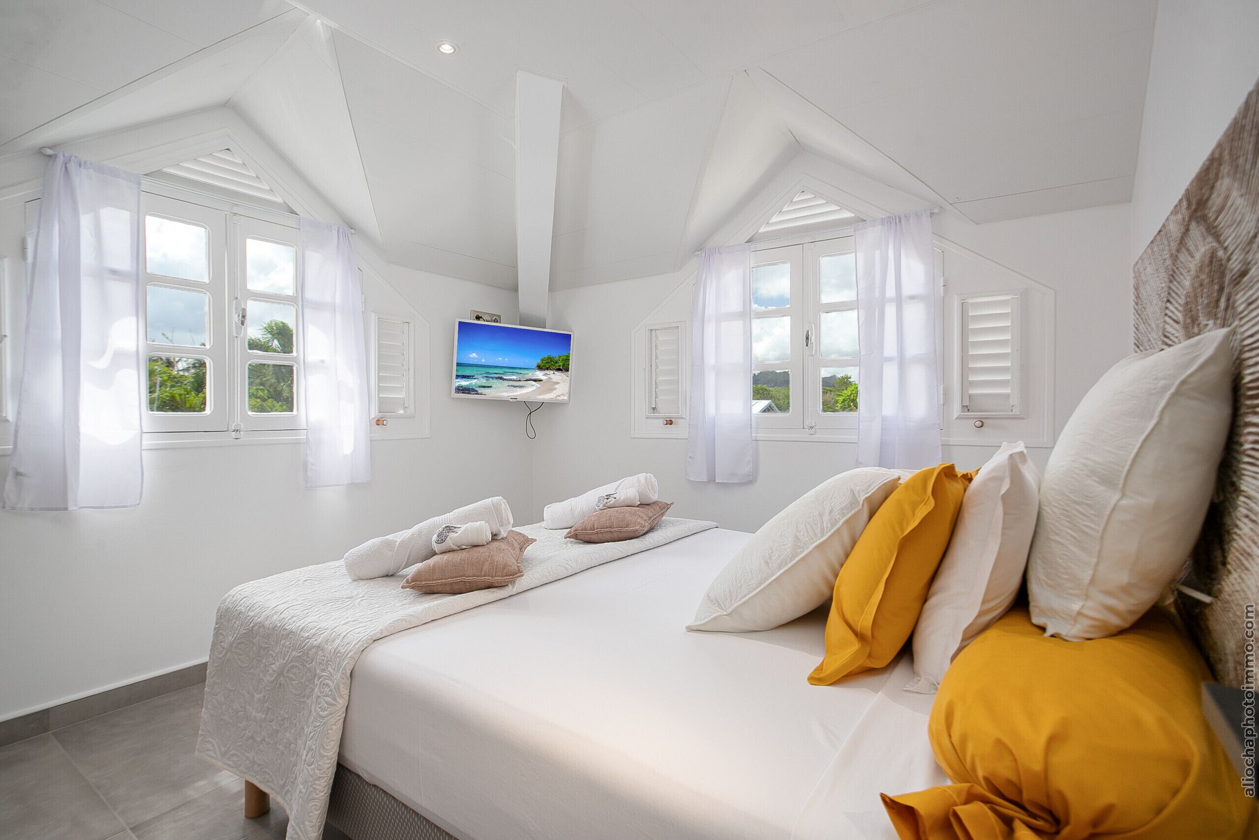 4 habitaciones, escritorio, tabla de planchar con plancha y wifi gratis 