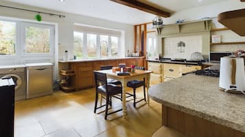 Rumah | Dapur pribadi | Lemari es, microwave, oven, dan kompor