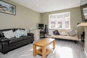 Smart TV, computer monitors, printers - Remaj Accommodation, 4 Bedrooms, 6 Beds , sleeps 7 & free residential parking (Basildon)