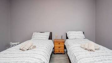 4 bedrooms, desk, iron/ironing board, travel crib