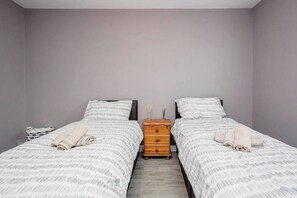 4 slaapkamers, een bureau, een strijkplank/strijkijzer, reisbedje