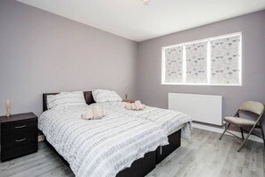 4 bedrooms, desk, iron/ironing board, travel cot - Remaj Accommodation, 4 Bedrooms, 6 Beds , sleeps 7 & free residential parking (Basildon)