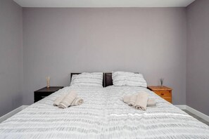 4 bedrooms, desk, iron/ironing board, travel crib - Remaj Accommodation, 4 Bedrooms, 6 Beds , sleeps 7 & free residential parking (Basildon)