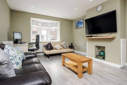 Remaj Accommodation, 4 Bedrooms, 6 Beds , sleeps 7 & free residential parking