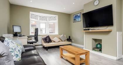 Remaj Accommodation, 4 Bedrooms, 6 Beds , sleeps 7 & free residential parking