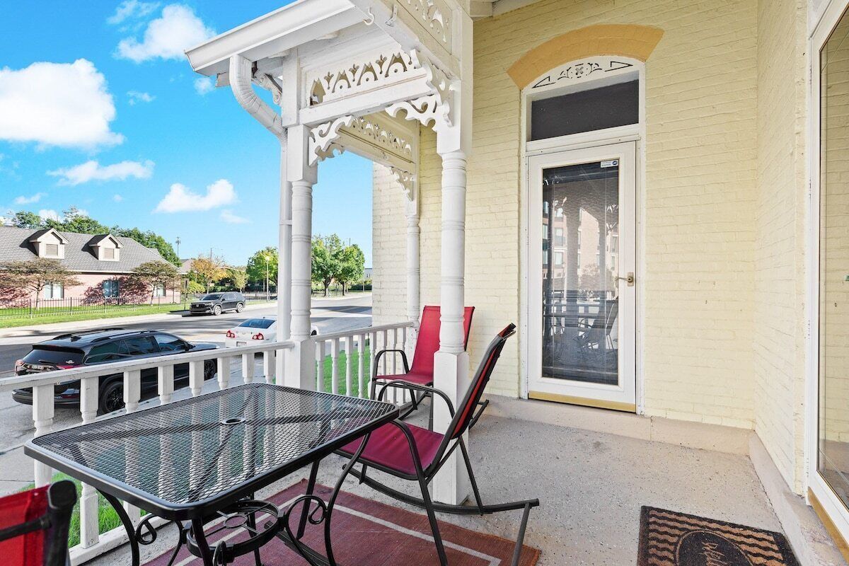 House, Private Bathroom, City View (702) | Exterior