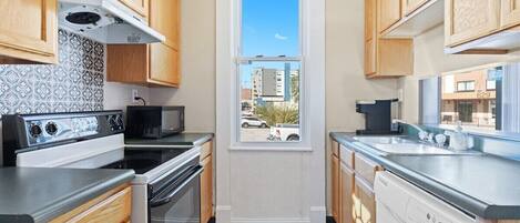 House, Private Bathroom, City View (702) | Shared kitchen