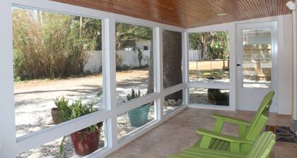 Charming 1-bedroom house with AC, WiFi in enchanting Tarpon Springs