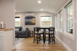 Dining - Charming 1-bedroom house with AC, WiFi in enchanting Tarpon Springs (Tarpon Springs)