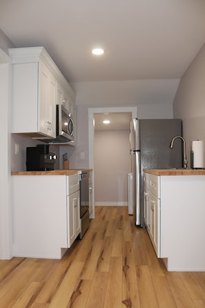 Microwave, oven, stovetop - Charming 1-bedroom house with AC, WiFi in enchanting Tarpon Springs (Tarpon Springs)