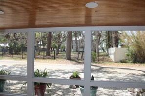 Property grounds - Charming 1-bedroom house with AC, WiFi in enchanting Tarpon Springs (Tarpon Springs)