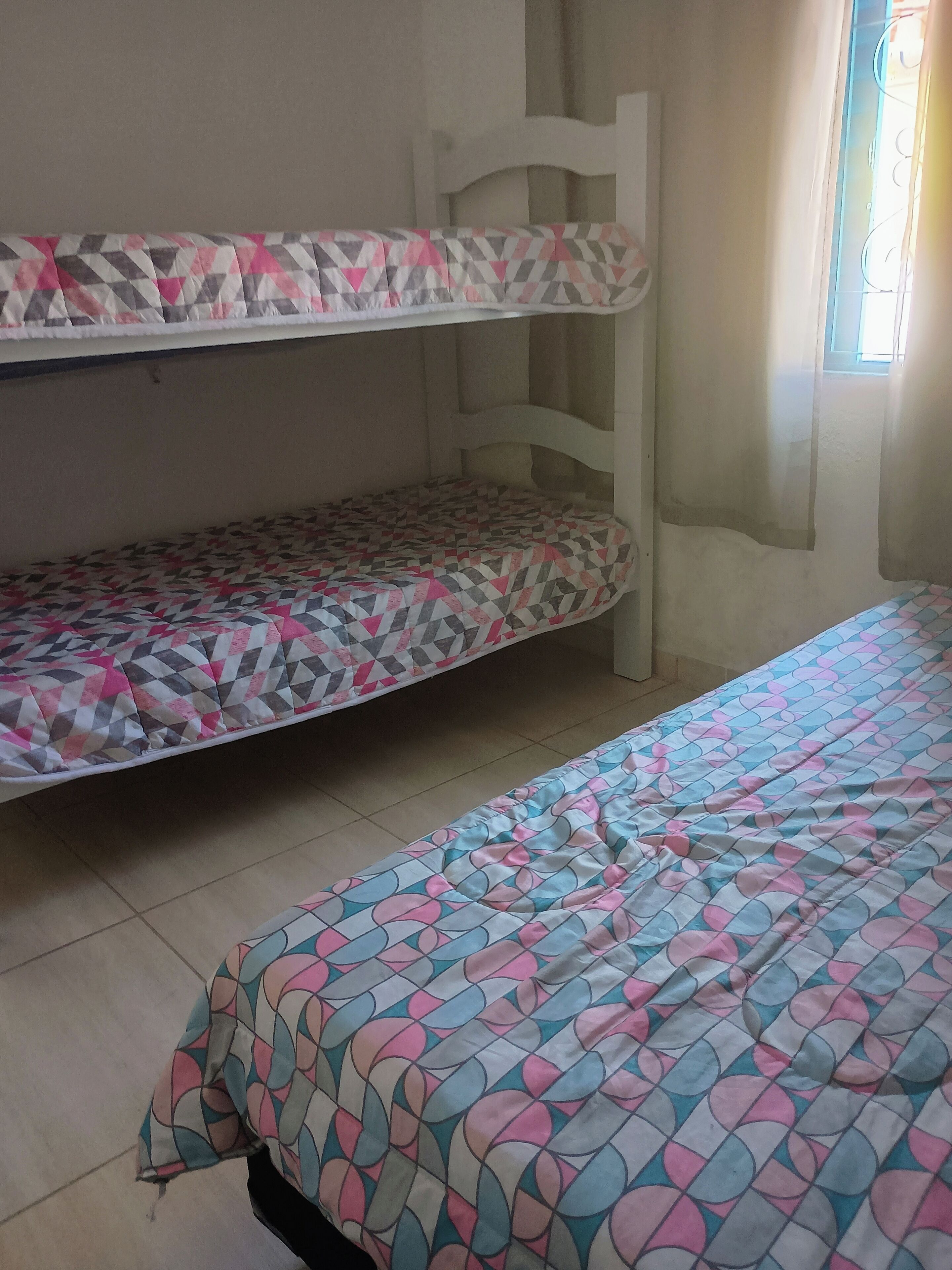 Un dormitorio con literas y una cama individual.