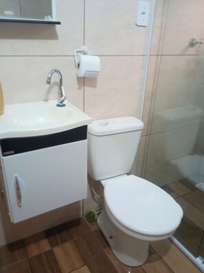 Shower, toilet paper - Casa de Hospedagem Deus Conosco (Cachoeira Paulista)