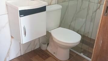 Regadera y papel de baño