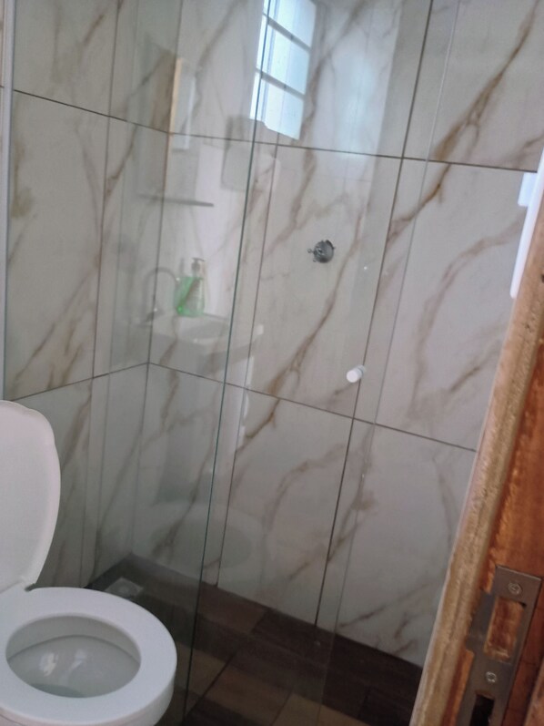 Shower, toilet paper - Casa de Hospedagem Deus Conosco (Cachoeira Paulista)