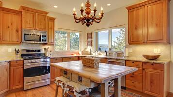 House (4 Bedrooms) | Interior