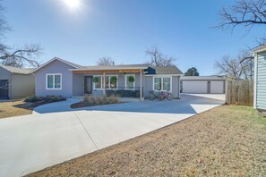 Interior - Walk to Gathering Place & Brookside: Tulsa Studio (Tulsa)