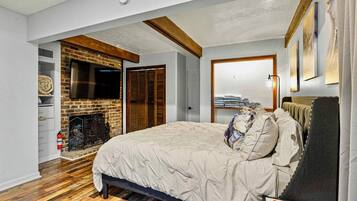 2 bedrooms, desk, iron/ironing board, free WiFi