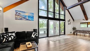 Smart TV, fireplace, books, stereo