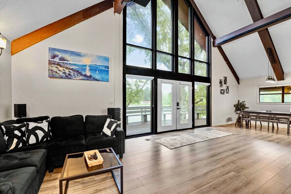 Smart-TV, peis, bøker og stereoanlegg