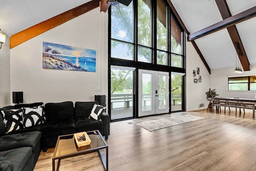 Lakefront Privacy : Pet Friendly, Hot Tub, Private Fishing Lake, Boats, Private!