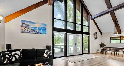 Lakefront Privacy : Pet Friendly, Hot Tub, Private Fishing Lake, Boats, Private!