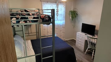 2 bedrooms, iron/ironing board, WiFi, bed sheets
