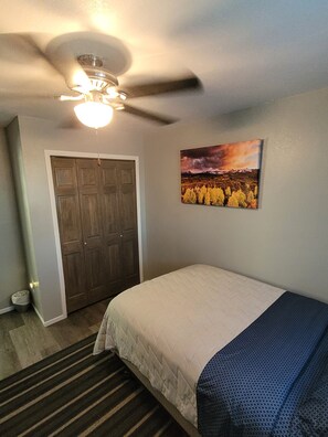 2 chambres, fer et planche à repasser, accès au Wi-Fi (inclus)