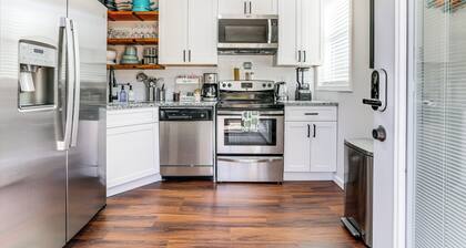 11 Mi to Marietta Square: Modern Apt w/ Yard!