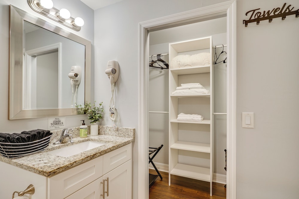 7 Mi To River District: Cape Coral Home W/ Lanai - Caribbean