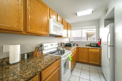 Walk to Ocean & Restaurants: Biloxi Getaway!