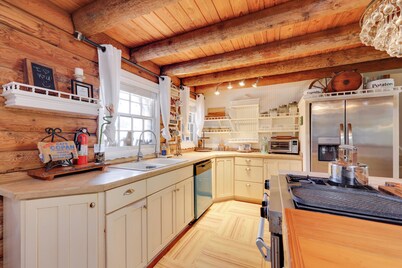 < 4 Mi to Boat Ramp & Mickler Beach: Unique Cabin