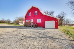 House (2 Bedrooms) | Front of property - 'red Barn Getaway' Chillicothe Countryside Home (Chillicothe)