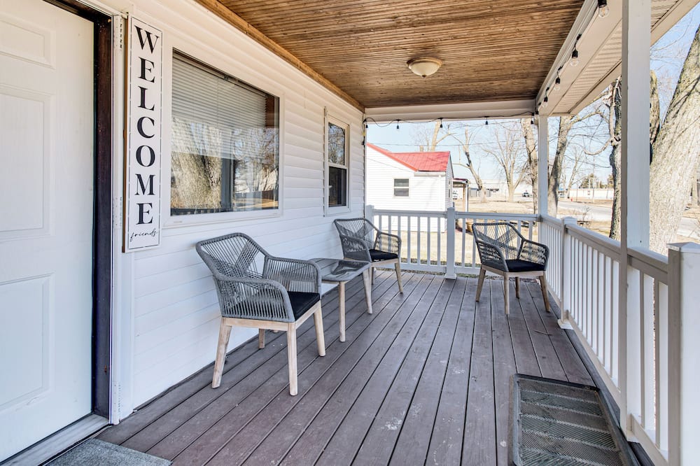 Mins to Local Attractions: Pet Friendly w/ Yard! - Doyles, IL
