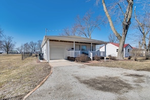 House (3 Bedrooms) | Interior - Mins to Local Attractions: Pet Friendly w/ Yard! (Casey)