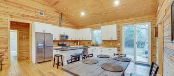 Private Deck & Forest Setting: Waelder Cabin!