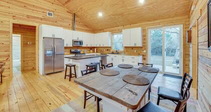 Private Deck & Forest Setting: Waelder Cabin!