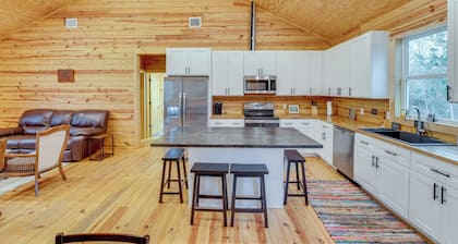 Private Deck & Forest Setting: Waelder Cabin!
