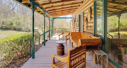 Large Deck: Luxe 6-acre Retreat in Dahlonega!