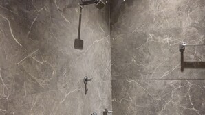 Ein Badezimmer mit Dusche, Toilette und Waschbecken.